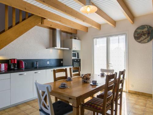 une cuisine et une salle à manger avec une table et des chaises en bois dans l'établissement Holiday Home Ty Coz ar Mor by Interhome, à Portsall