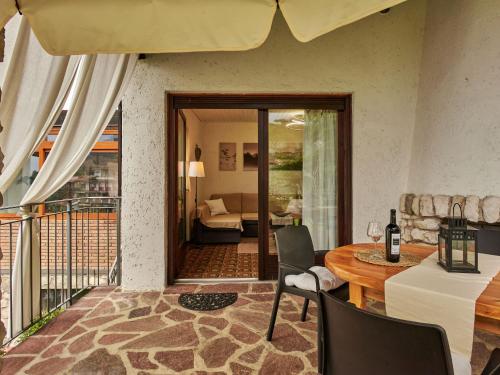 een woonkamer met een tafel en een balkon bij Holiday Home Rocchetta by Interhome in Malcesine