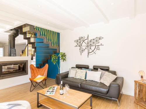 sala de estar con sofá y escalera en Holiday Home Breizh Riviera - BNO107 by Interhome, en Bénodet