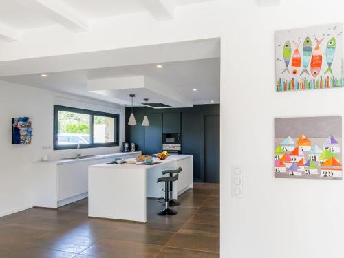 une cuisine avec des comptoirs blancs et un îlot blanc dans l'établissement Holiday Home Breizh Riviera by Interhome, à Bénodet