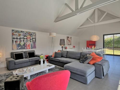 阿爾宗的住宿－Holiday Home Villa Noalou - RHU353 by Interhome，客厅配有两张沙发和一张桌子