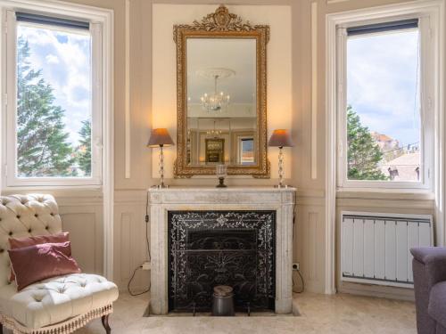 sala de estar con chimenea y espejo en Apartment Marie Antoinette-1 by Interhome, en Cabourg