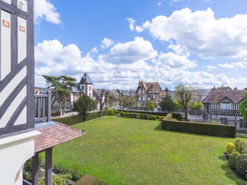 - une vue depuis le balcon d'une maison avec une cour dans l'établissement Apartment Marie Antoinette-1 by Interhome, à Cabourg