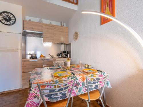una sala da pranzo con tavolo e sedie in cucina di Holiday Home Les Maisons de la Plage-7 by Interhome a Le Grau-du-Roi
