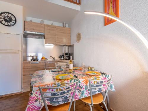 a dining room with a table and chairs in a kitchen at Holiday Home Les Maisons de la Plage-7 by Interhome in Le Grau-du-Roi