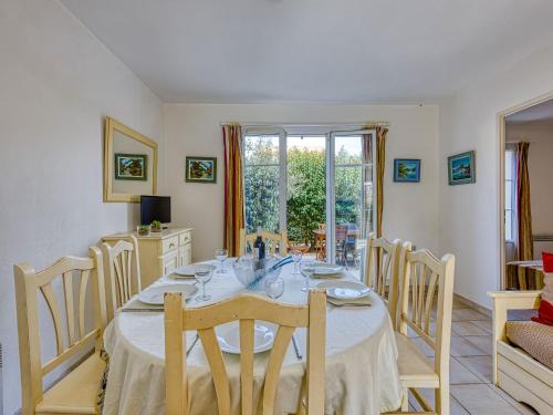 une salle à manger avec une table et des chaises dans l'établissement Holiday Home Les Grandes Bleues 3-1 by Interhome, à Narbonne-Plage