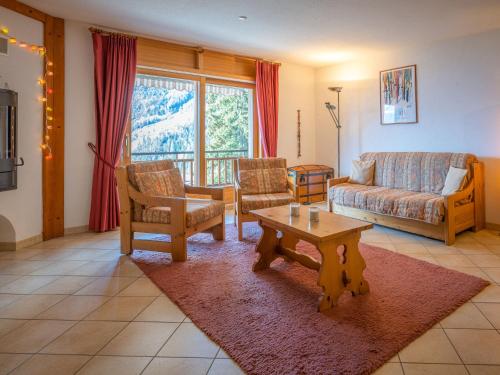ein Wohnzimmer mit einem Sofa und einem Couchtisch in der Unterkunft Apartment Heida A 5 by Interhome in Ovronnaz