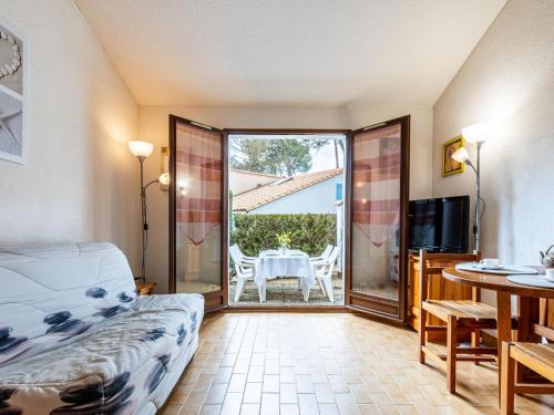 ラ・パルミールにあるHoliday Home Bois d'Eleis-2 by Interhomeのベッドルーム1室(ベッド1台付)、ダイニングルーム(テーブル付)