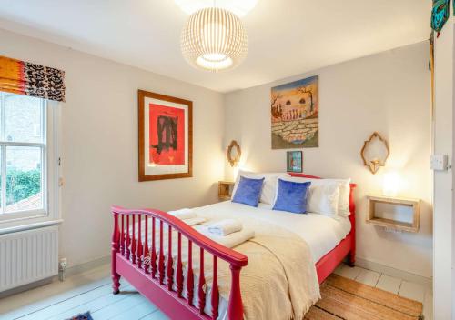 ein Schlafzimmer mit einem großen Bett mit blauen Kissen in der Unterkunft Beaconsfield Bolthole in Woodbridge