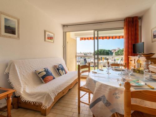 - une chambre avec un lit, une table et un balcon dans l'établissement Studio Los Amigos-9 by Interhome, au Grau-du-Roi