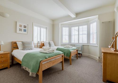 - 2 lits dans une chambre avec 2 fenêtres dans l'établissement Briar Patch, à Southwold