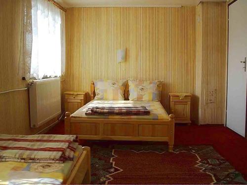 um quarto com 2 camas e uma janela em Holiday Home Life em Triavna