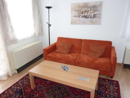 uma sala de estar com um sofá e uma mesa de centro em Apartment Casa Lisabetha by Interhome em Engelberg