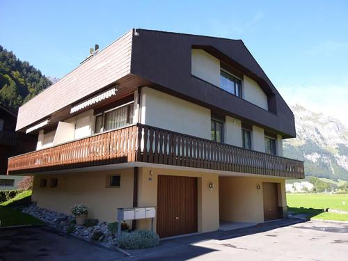 ein großes Haus mit Balkon darüber in der Unterkunft Apartment Birkenstrasse 70-2 by Interhome in Engelberg