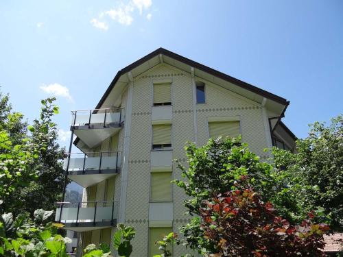 een hoog gebouw met balkons en bomen bij Apartment Blackenmattli by Interhome in Engelberg
