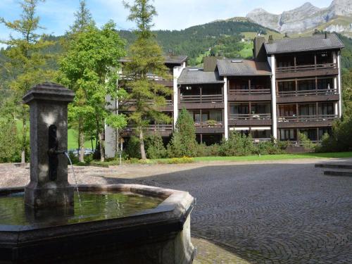 einem Brunnen vor einem großen Gebäude in der Unterkunft Apartment Am Dürrbach 5-517 by Interhome in Engelberg