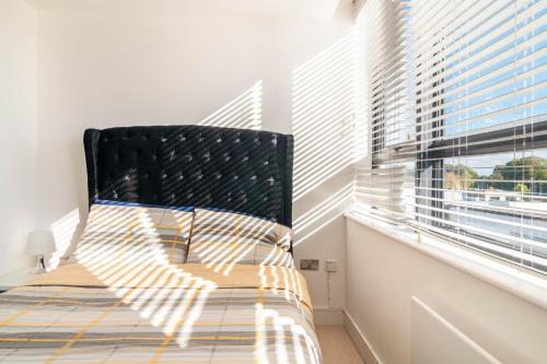 1 dormitorio con 1 cama y ventana con persianas en Modern Double Room - Haywards Heath en Haywards Heath