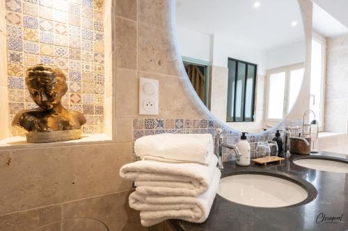 W łazience znajduje się umywalka i lustro. w obiekcie Le Belvédère Hotel et Bien être w mieście Lauzerte