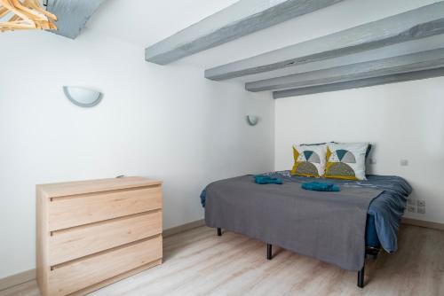 Ένα ή περισσότερα κρεβάτια σε δωμάτιο στο Le Pied à Terre - Terrasse privative , près Abbaye