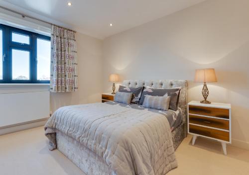 sypialnia z dużym łóżkiem i oknem w obiekcie Castle Keep w mieście Southwold