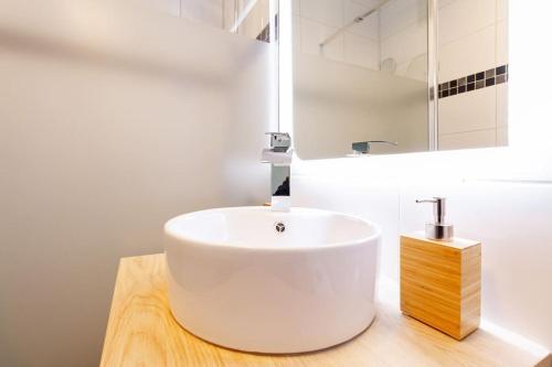 City Center Flat 1 - Hypercentre - Jean Jaurès - Wifi في تولوز: حمام مع حوض أبيض ومرآة
