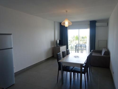 un salon avec une table et un canapé dans l'établissement Apartment Villa Tyrrenia-4 by Interhome, à Rogliano