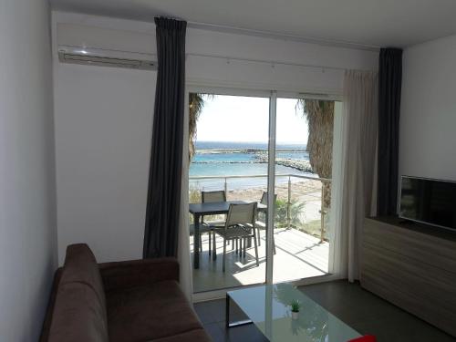 - un salon avec un canapé et une vue sur la plage dans l'établissement Apartment Villa Tyrrenia-2 by Interhome, à Rogliano