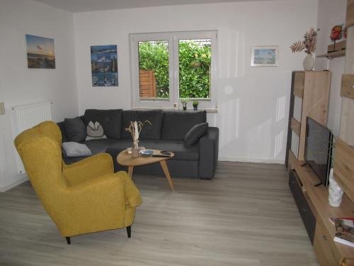 sala de estar con sofá y mesa en Holiday Home Enikö by Interhome en Lubmin