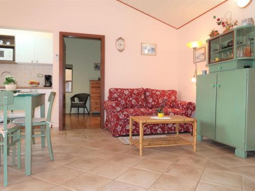 クルニカにあるHoliday Home Milva by Interhomeの赤いソファとテーブルのあるリビングルーム