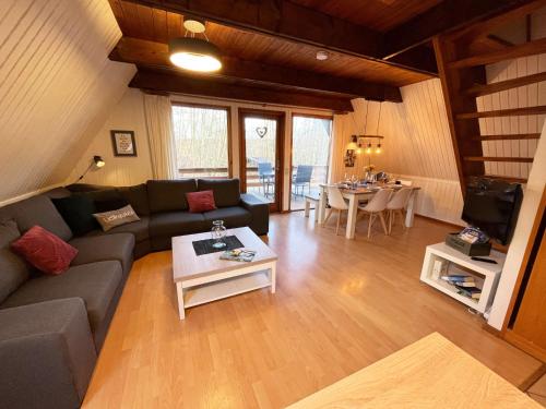 Posezení v ubytování Chalet Waldrauschen by Interhome