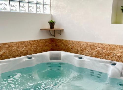 jacuzzi en una habitación con ventana en L'Escale au Portugal Villa-B&B-Spa, en Ataíja de Baixo