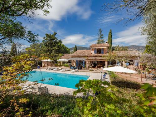 un domaine avec piscine et maison dans l'établissement Holiday Home La Renardière by Interhome, à Le Tignet