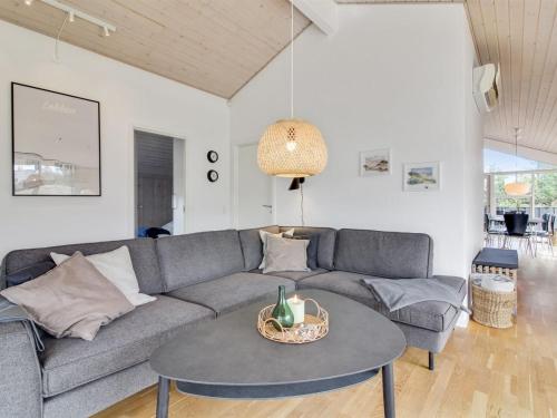 Sala de estar con sofá gris y mesa en Holiday Home Segelferd - 650m from the sea in NW Jutland by Interhome, en Løkken