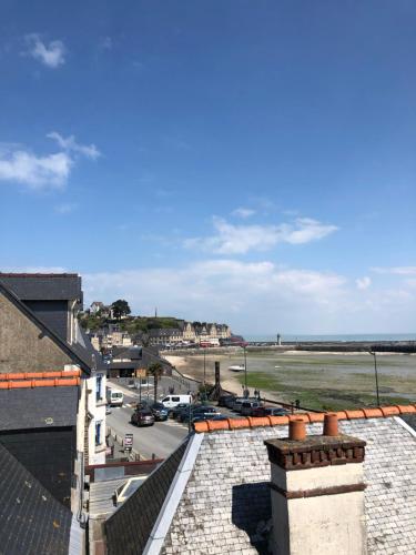 uitzicht vanaf het dak van een gebouw op het strand bij Le Querrien in Cancale