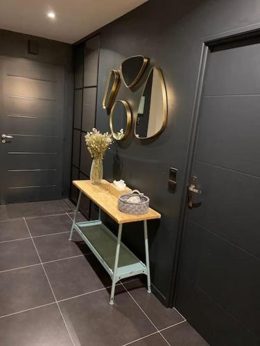 une chambre avec une table et une quarantaine sur le mur dans l'établissement VILLA Arcachon 12 pers AVEC PISCINE chauffée 1 mai au 30 sept, à Arcachon