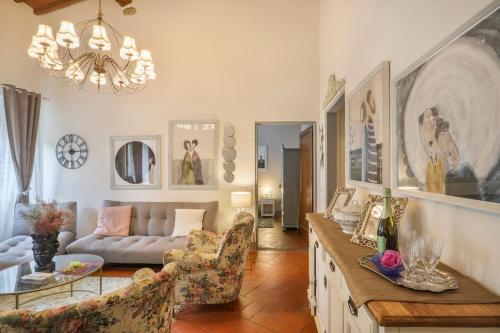 een woonkamer met een bank en een tafel bij SANGALLO Suite-Hosted by Sweetstay in Florence
