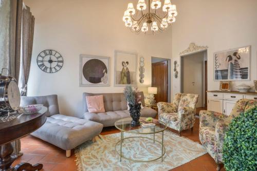 een woonkamer met een bank, stoelen en een kroonluchter bij SANGALLO Suite-Hosted by Sweetstay in Florence