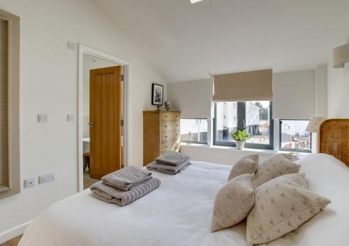 1 dormitorio blanco con 1 cama blanca grande con almohadas en Deben View en Woodbridge