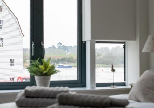 una sala de estar con sofá y una ventana con un pájaro en Deben View en Woodbridge