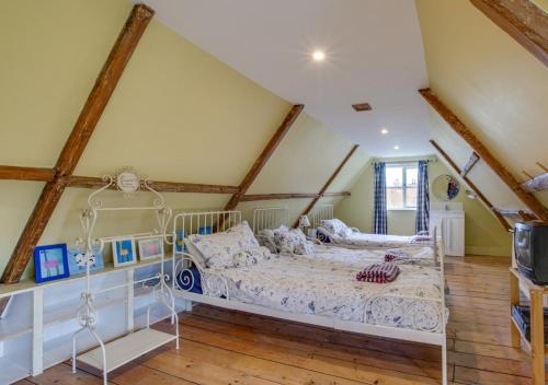 Un pat sau paturi într-o cameră la Dressmakers Cottage