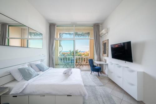 Nice studio sea front, terrace, ground floor