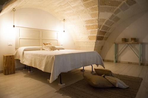een slaapkamer met een bed op zolder bij Nonna Elvira in Specchia Gallone