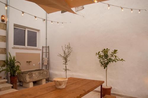 Cette chambre dispose d'une table en bois et d'une baignoire. dans l'établissement Nonna Elvira, à Specchia Gallone