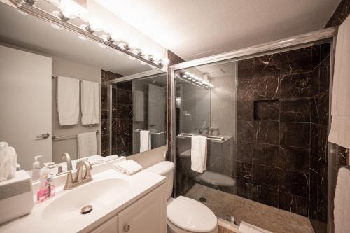 een badkamer met een wastafel, een toilet en een douche bij Stay Together Suites on The Strip - 2 Bedroom Suite 976 in Las Vegas