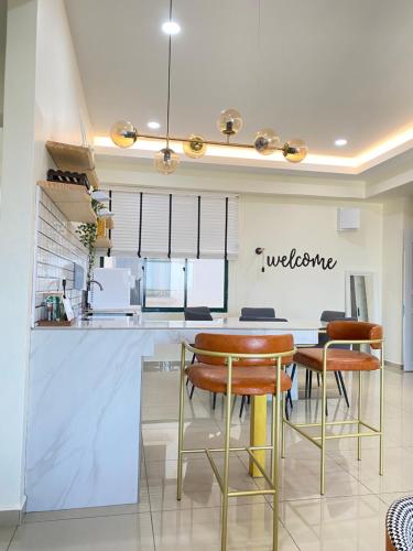 マラッカにあるGracious ~ Walking Distance to SEE, SHOP and EATのテーブルと椅子のあるキッチンとダイニングルーム