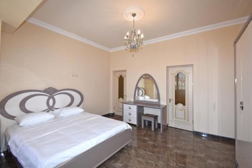 sypialnia z łóżkiem, komodą i lustrem w obiekcie Teryan street, 4 bedrooms Luxury, Unique apartment TT888 w Erywaniu