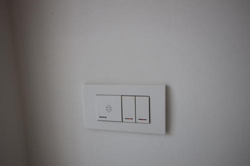a lightswitch on a white wall in a room at Be Chic in Alba Adriatica