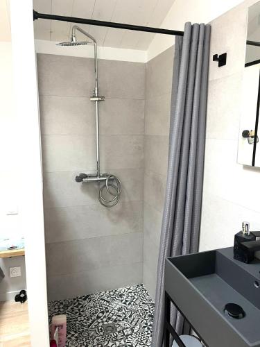 une salle de bain avec douche et lavabo dans l'établissement La Maison de Lena 500m de la Plage, à Barbâtre