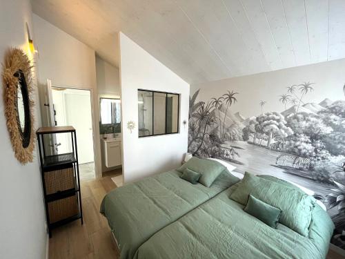 - une chambre avec un lit vert et une peinture murale dans l'établissement La Maison de Lena 500m de la Plage, à Barbâtre
