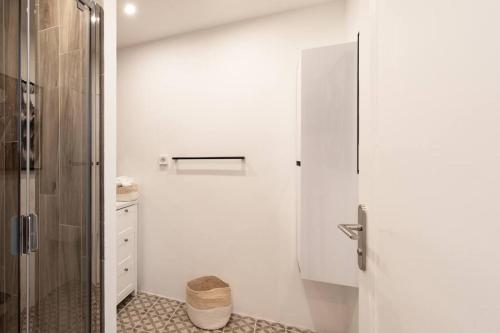 une salle de bain blanche avec douche et toilettes dans l'établissement L24 Meyerbeer Promenade 1min SEA & Negresco AC/Balcony, à Nice